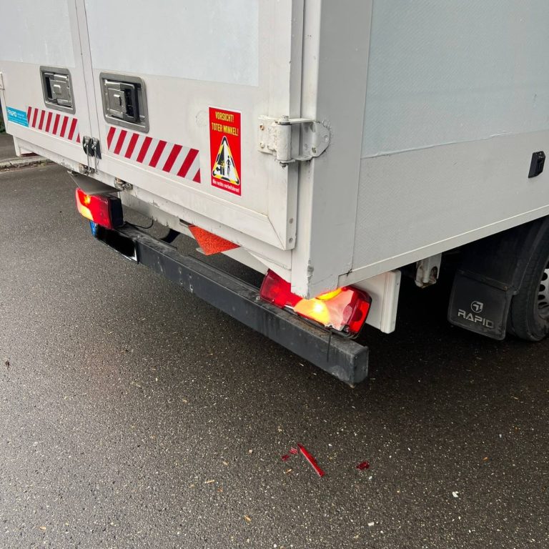 Nfz-Guatchten Ein moderner Lkw von Scania fährt auf einer Straße vorbei an Gebäuden.