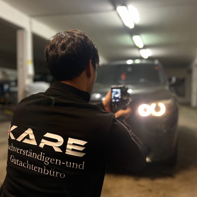 Geschäftsführer von Kare Sachverständigen-und Gutachtenbüro Sachverständiger bei der Dokumentation in Weil der Stadt