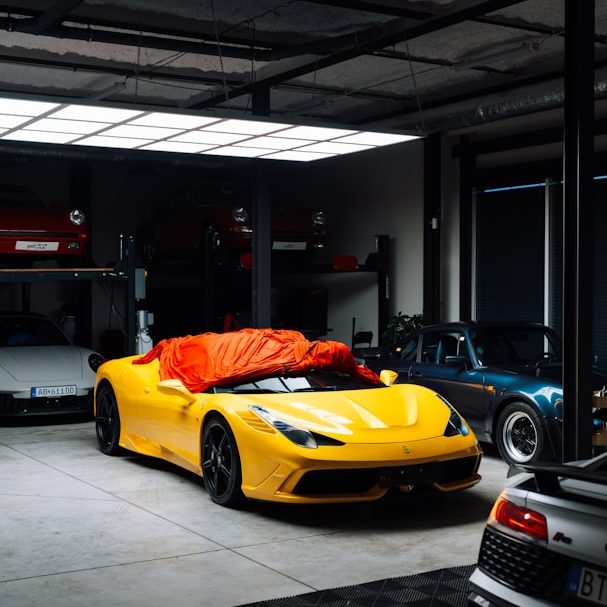 Ferrari in Gelb Fahrzeugbewertung zur Abschreibung für Unternehmen, durchgeführt von Kare