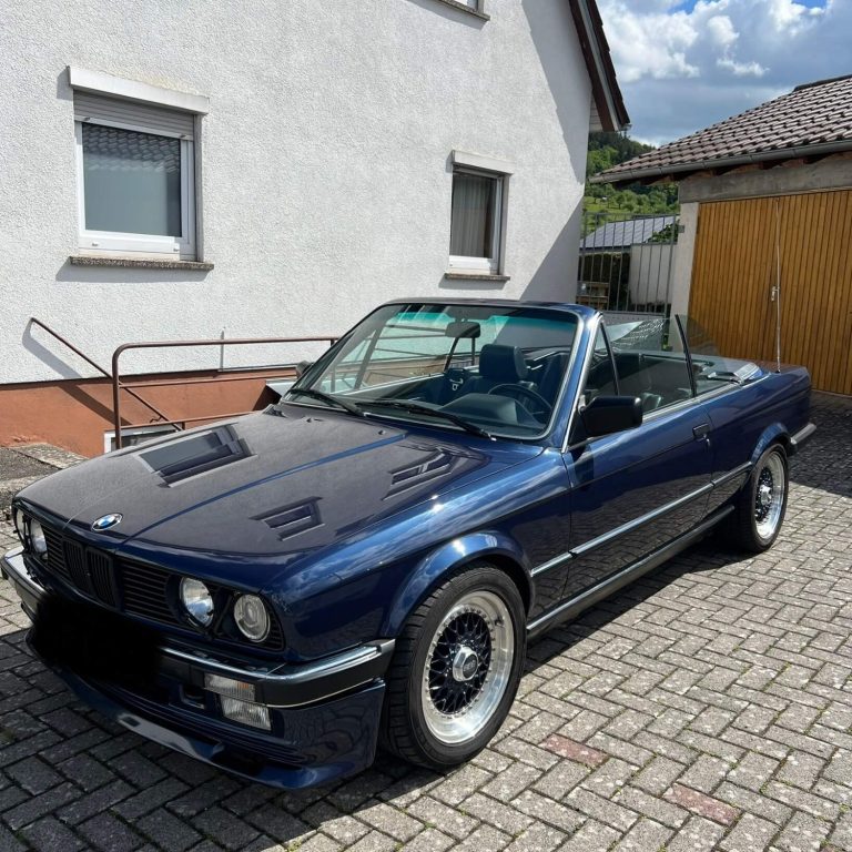 Innenansicht Oldtimer in Blau Oldtimer aus aller Welt für Begutachtung