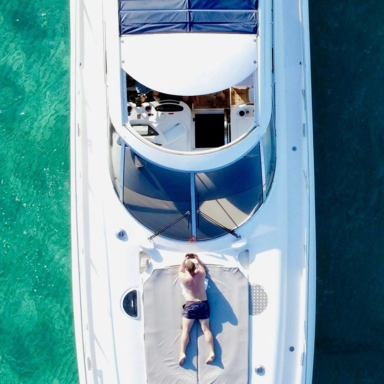 Kare nimmt Bilder für ein Wertgutachten einer Yacht auf